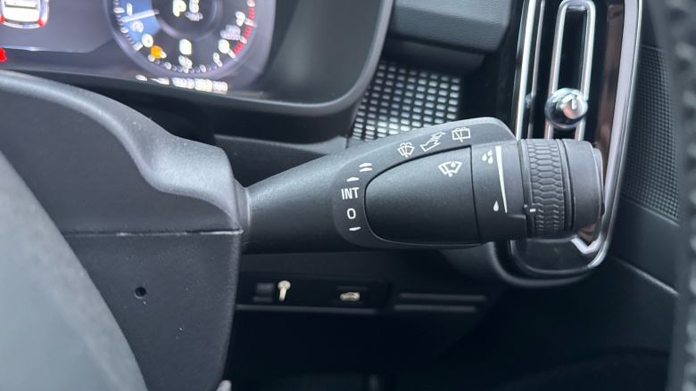 Volvo Xc40 2.0 B4P R DESIGN 5dr Auto Petrol Estate